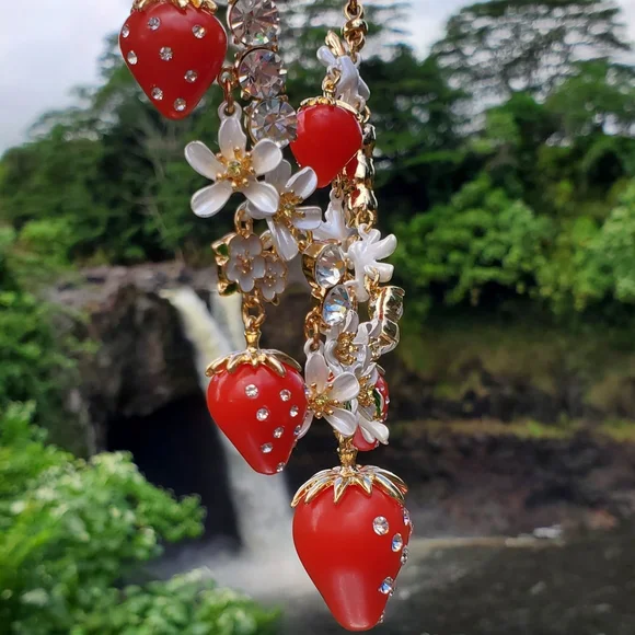 Betsey Johnson NWT Strawberry Frontal Statement Necklace - Picture 6 of 9